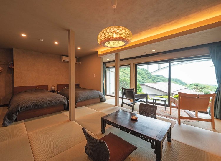 2025年7月にリニューアルした「野菊」の客室からは別府湾を望む絶景が。