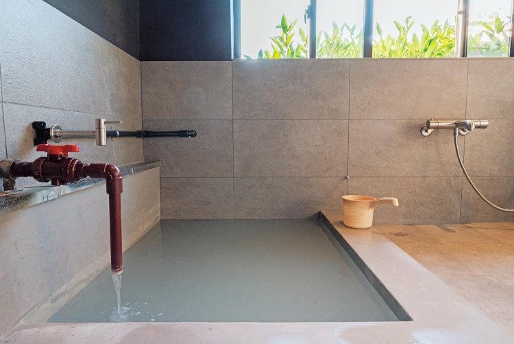 かけ流しの源泉浴槽付き。