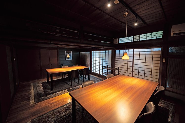 やわらかな光のなか、ジャズやフュージョンが流れる癒やしの空間で夕食をいただく。