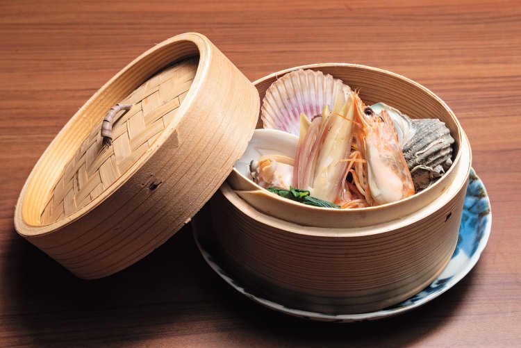 温泉蒸気でサザエやヒオウギ貝を蒸した「海鮮地獄蒸し」。