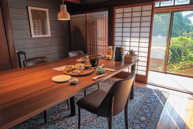 朝の食事処からも別府湾を望む開放的な景色が広がり、気持ちいい。