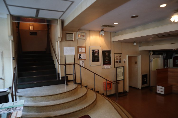 ロビー俳優座劇場