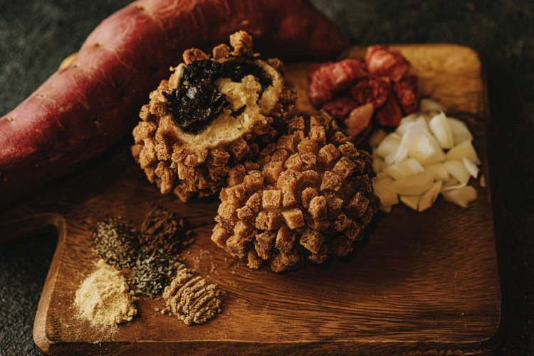 話題の淡路牛カレーパンとサツマイモを合わせた『淡路島金賞カレーパン サンハート』の「淡路牛おいもカレーパン」。