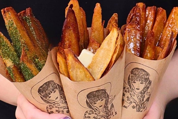 焼き芋にしてからこんがり揚げた『日比焼き芋 -HIBIYAKIIMOTOKYO-』の「日比焼き芋のポテトフライ」。