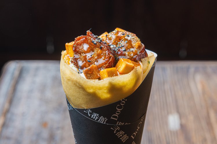 『やきいも処DOCO弐番館』の 「パリトロ・ロイヤルクレープ」。