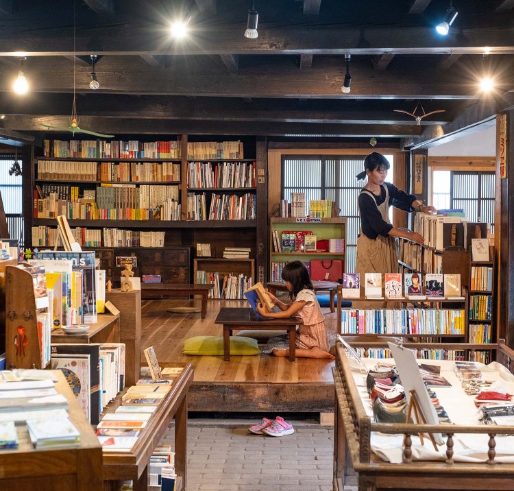 ほぼ一人で店を切り盛りする山口純音（すみね）さん。「地元の人や旅の方が立ち寄り、古いものと新しいものがつながる風通しのよい場所になれば」と思いを語ってくれた。