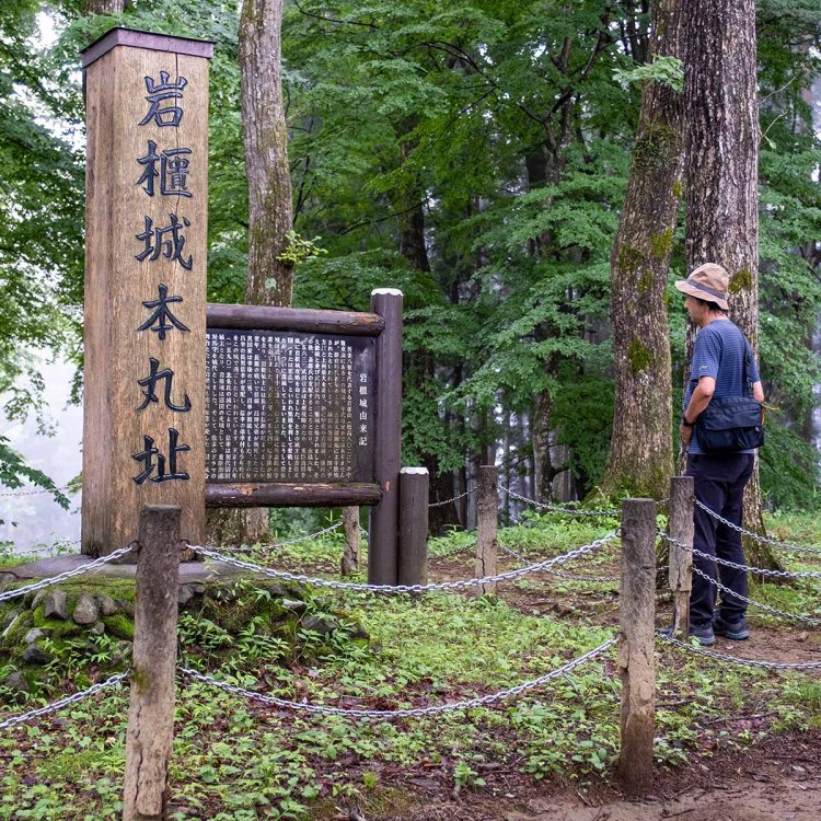 現地へは駐車場から登山道を15分ほど歩く。岩櫃山登山と兼ねて足を運ぶのもいいだろう。