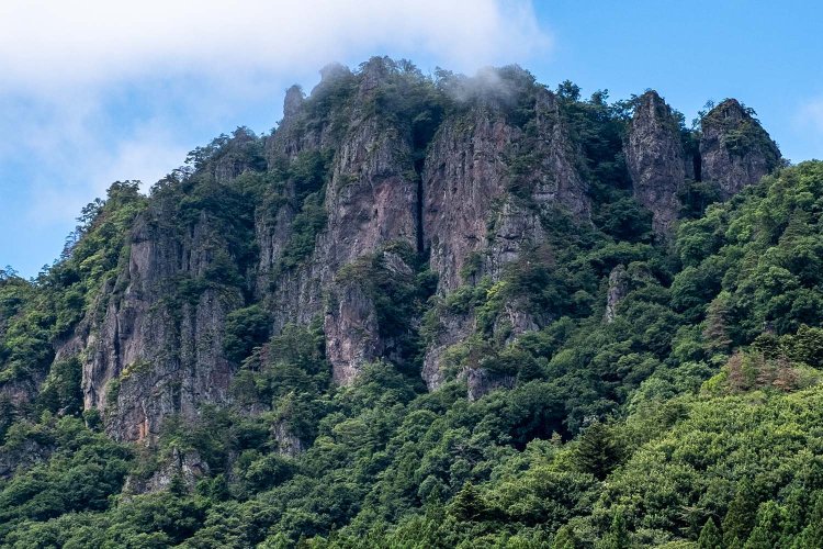 町のシンボル・岩櫃山はそそり立つ山頂部の露岩が目印だ