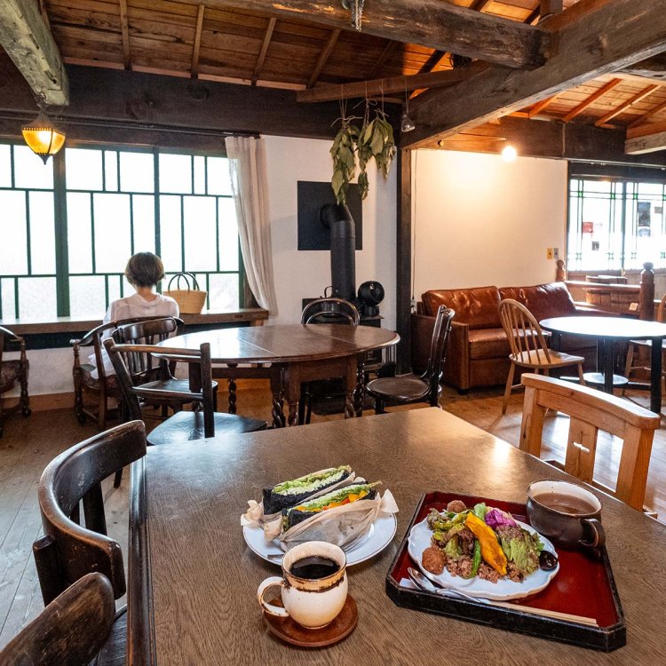 竹炭トーストパンサンド880円（左）のほか、季節限定メニューも気になる。