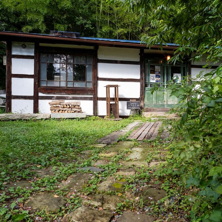岩島駅裏手の奥まった小屋跡を趣きのある店舗として活用。