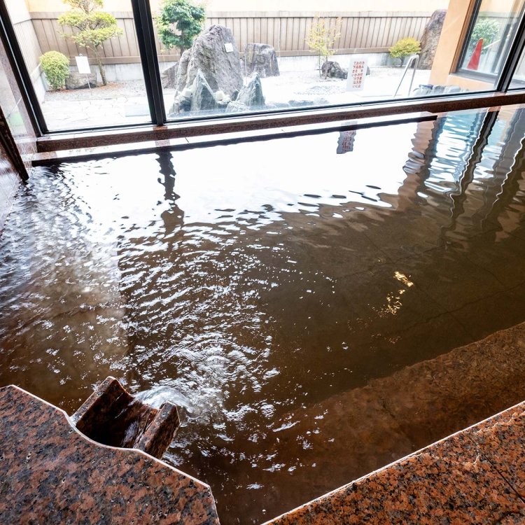 褐色の湯が惜しげもなく注がれる「天狗の湯」内風呂。