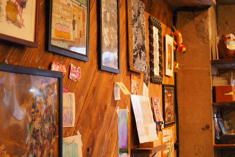 店内の壁に並ぶアーティストの作品。