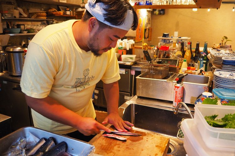 慣れた手つきで次々と魚を捌く。