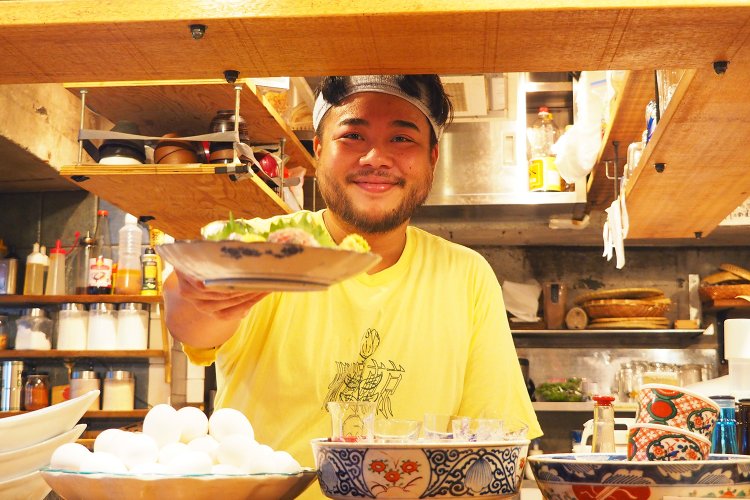 さくっと用意したお造り盛り合わせの皿を差し出す小宮さん。