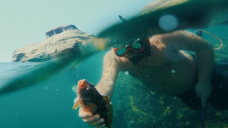 地元に帰ると、1日に何度も海に入るとか（写真提供＝小宮さん）。