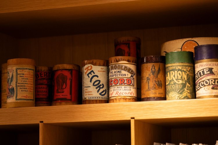 エジソンが発明した円筒型レコード。