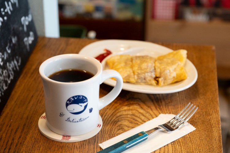 コーヒースタンドも併設。写真は音楽家ミルトン・ナシメントの妹が経営する農園の豆を使用したコーヒー550円、南米のミートパイ・エンパナーダ400円。