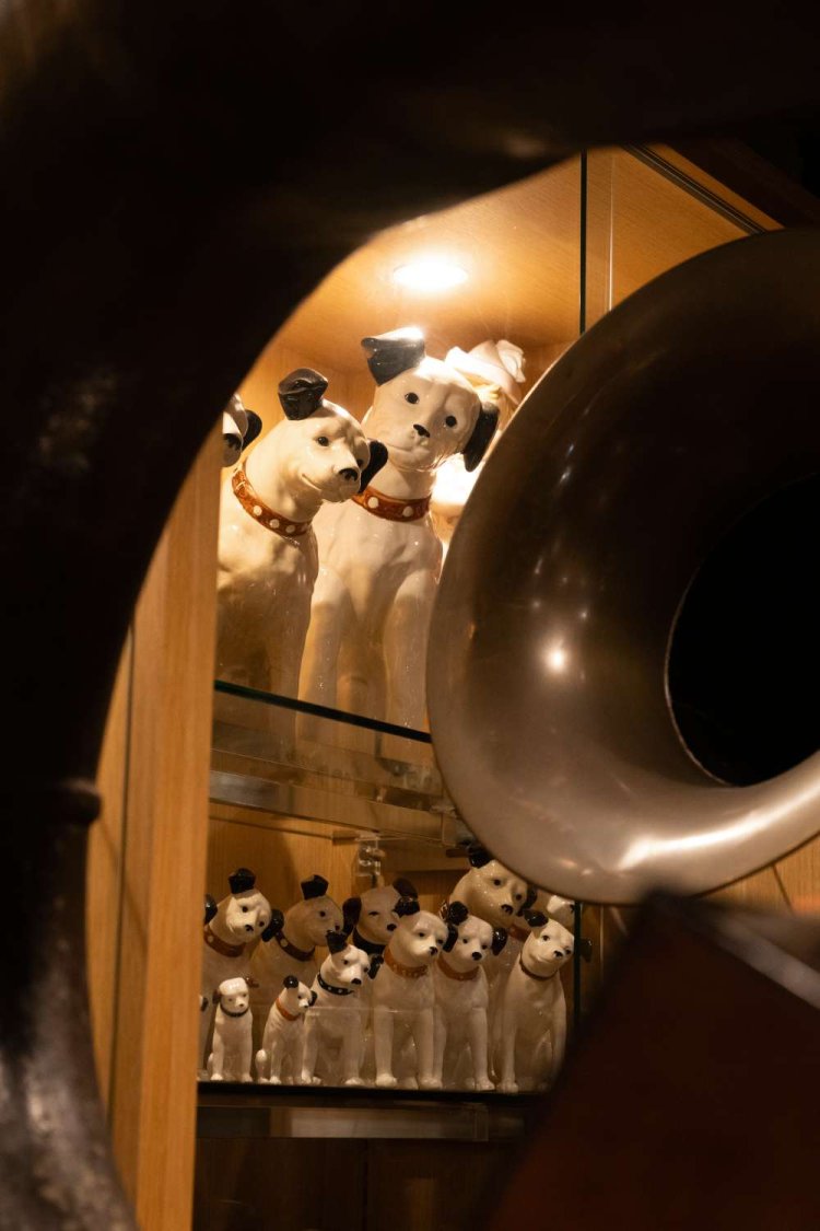 首をかしげるビクター犬の名前は「ニッパー君」。