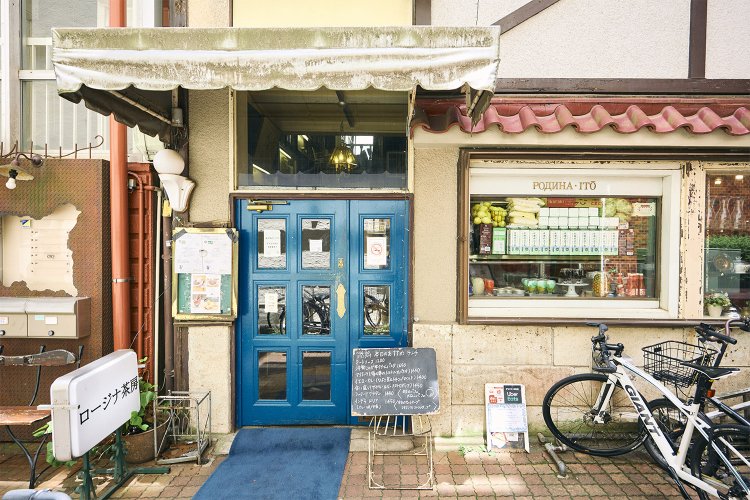 青い扉が目印。