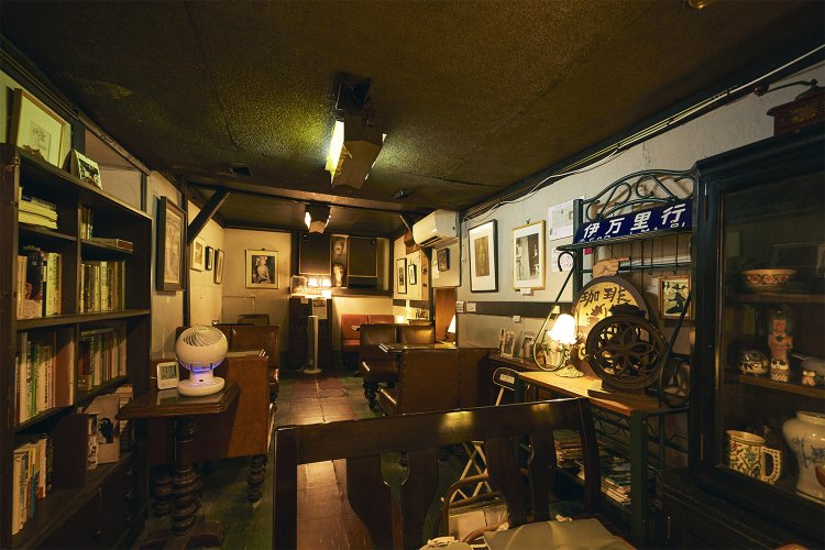 クラシック音楽が響く店内。増築された奥の一室には熙盛さんの収集品が並ぶ。