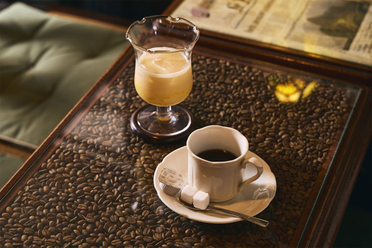 ミルクセーキ600円。ブレンドコーヒー500円。