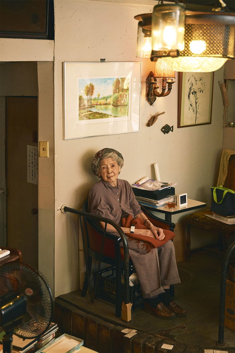 90歳を超えた新井富美子さん。富美子さんに会いたくて来店する人も多い。