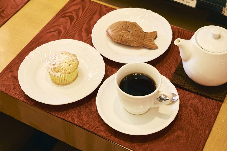 コーヒー780円。たいやき350円。レモンケーキ400円。