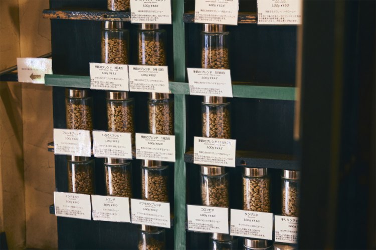 「お気に入りを見つけてほしい」と焙煎度合いを変え、多種多様なコーヒー豆を揃える。