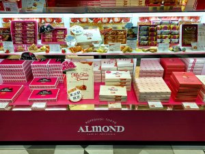 黒猫スイーツ散歩