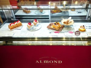 黒猫スイーツ散歩