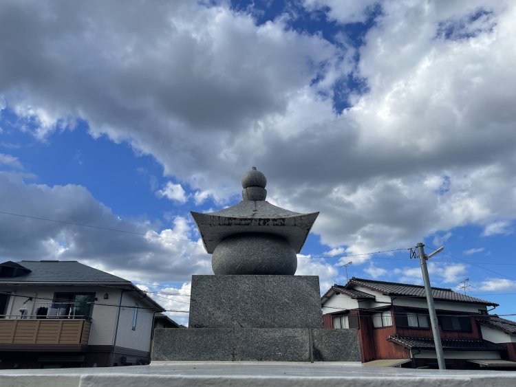 宇宙全体を表現する「五輪塔」。