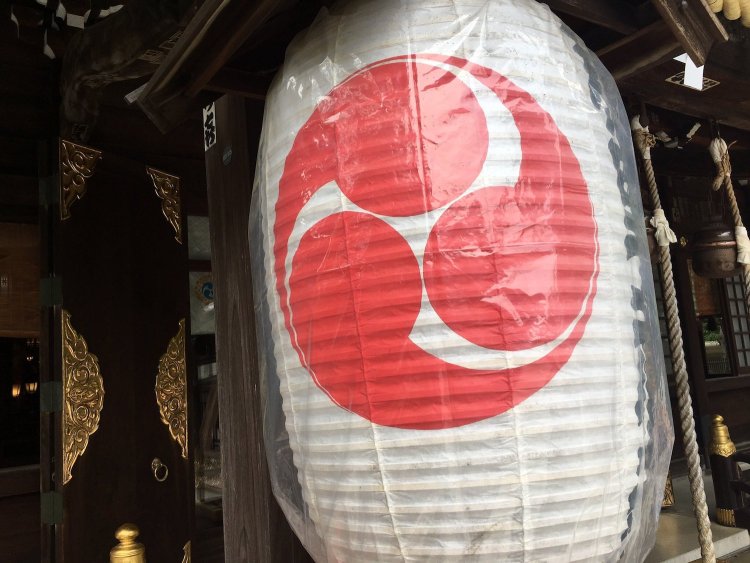 「新宿十二社（じゅうにそう）熊野神社」の本殿前にある「右三つ巴」の紋。