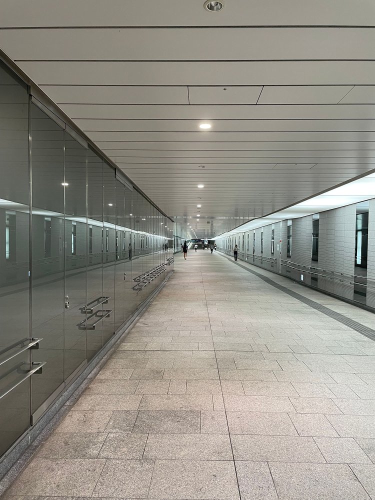 西新宿地下通路の一部です。金曜夜でもこの感じ！　最高。