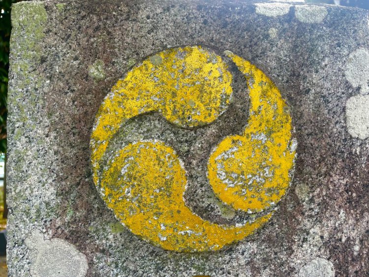全国の住吉神社の多くにある「右三つ巴」。