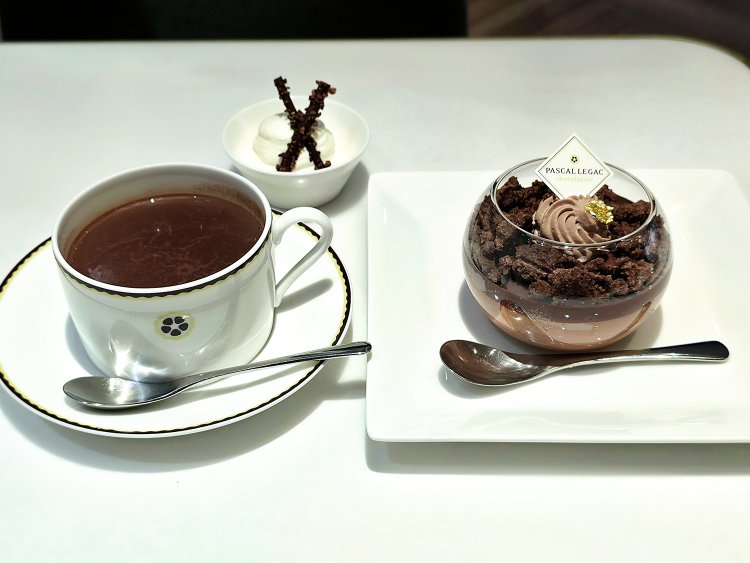 ショコラショー ナチュール1210円、ムース オ ショコラ825円。