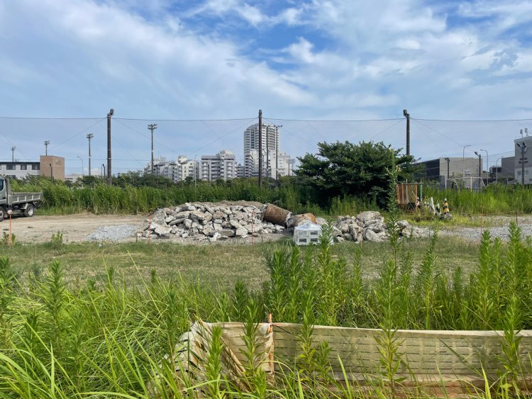 計画的な街にふと現れた、隙間のような場所。