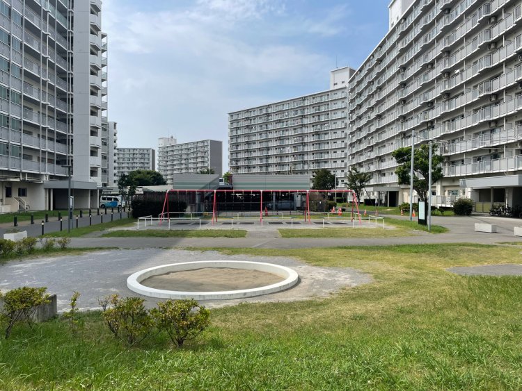 「美浜西エステート」。団地とブランコといえば『童夢』。