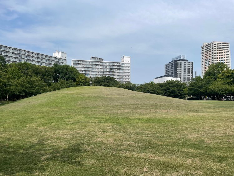 若潮公園の築山。