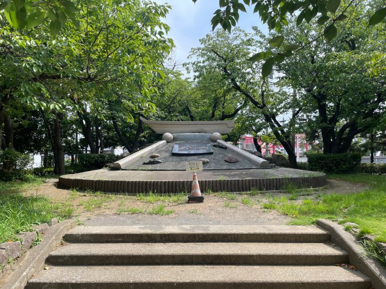 浦安町漁業記念碑。