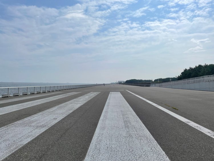 まっすぐ続く海岸沿いの遊歩道。