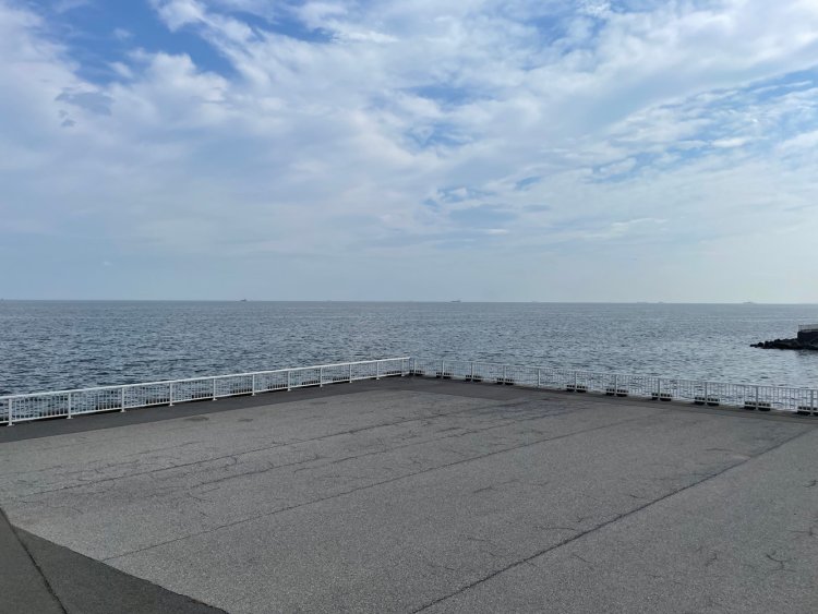 海岸沿い遊歩道の端。右側が境川の河口。