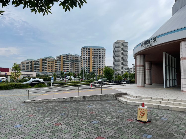 商業施設「ニューコースト新浦安」（右手前）と、パークシティ東京ベイ新浦安（中央〜左奥）。