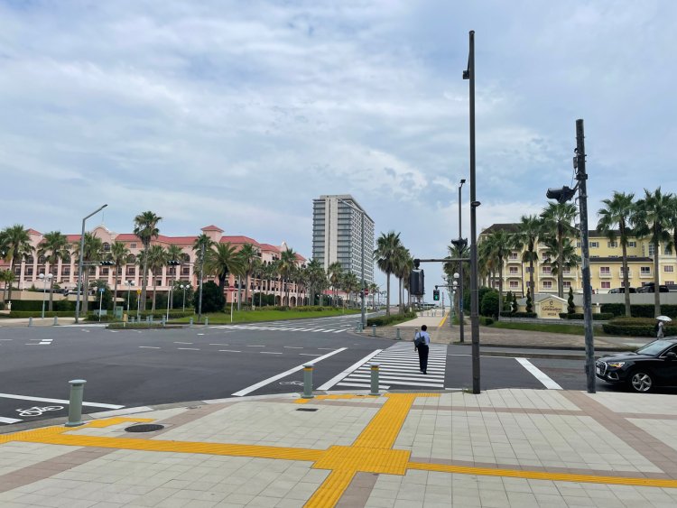 シンボルロードの交差点の向こうに見えるリゾートホテル。