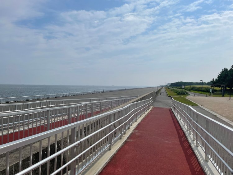 スロープを下りて海岸に出る。