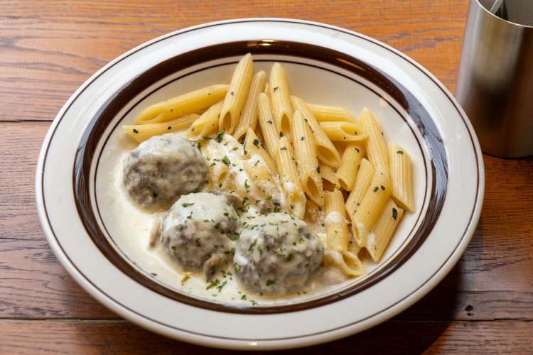 ミートボール（3ボール）とショートパスタ 1310円。ミートボールが4つなら1450円。ソースはオニオンクリーム。