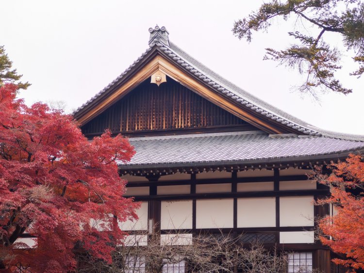 曇りの日は暗い空の面積は狭くして、建物とうまく組み合わせて撮影を（画像＝写真AC）。
