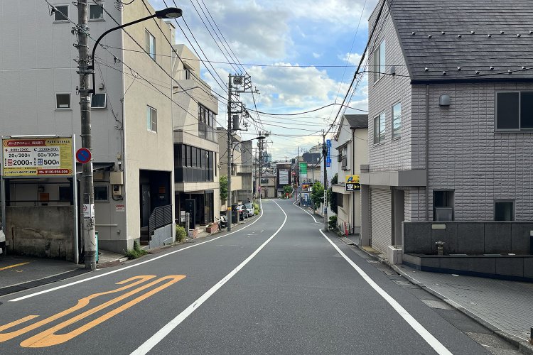 出題写真の撮影地点からぐっと下がって、新宿通りから該当場所を望む。