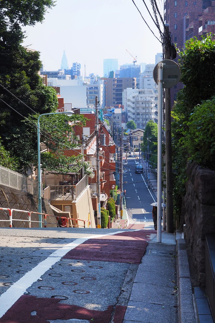 付近は、同じように南に向かって下る急坂多し。こちらは鬼子母神坂近くののぞき坂。