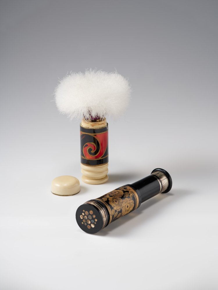 ルースパウダー入りコンパクト（二種） 1920年代初頭 カネボウ化粧品（アンティークコンパクトコレクション）撮影＝若林勇人。