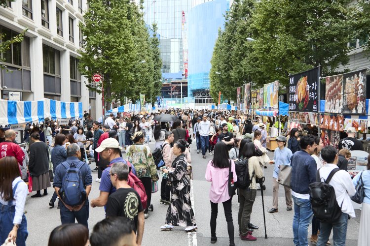 全国各地のアンテナショップがぎゅっと集まったような「諸国往来市」。